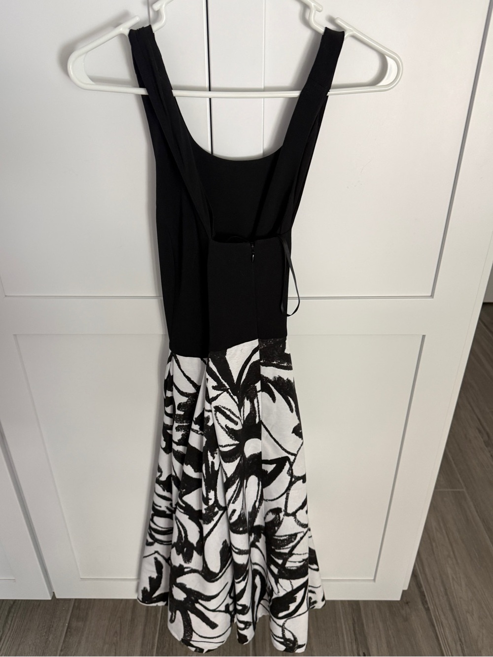 White House Black Market Black & White Floral A-Line Dress size 4 - Picture 2 of 5